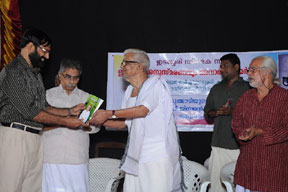 Mahakavi Akkitham releasing P. Krishna Warriyar's book on Edasseri  to K.P. Ramanunni. Looking on are Prof.M.Thomas Mathew, P. Vijayakumar and Artist Namboodiri 