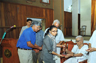 Shahina E.K. receiving Edasseri Award