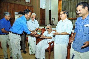 T.P. Venugopalan receiving Edasseri Award